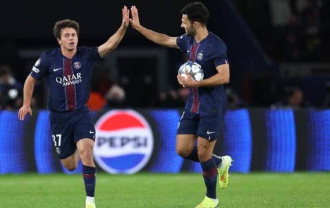 2-1！十人拜仁杀疯了：欧冠打败巴黎+4连胜登顶，利物浦弃将双响